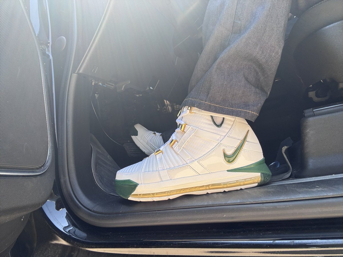 BiscoeTheBoss's tweet photo. #TodaysKicks #kotd #ComplexKicks #SneakerNews #NiceKicks #Kicks0l0gy #WearYourKicks #WalkLikeUs #wdywt #Nike #Zoom #LeBron3 #Retro #SVSM #BronGang #SoleCollector #CosignKicks #HeatOnFeet #SneakerAddict #SneakerHead #TheChosenFew👑 #UnDS https://t.co/gEy95XFmF1
