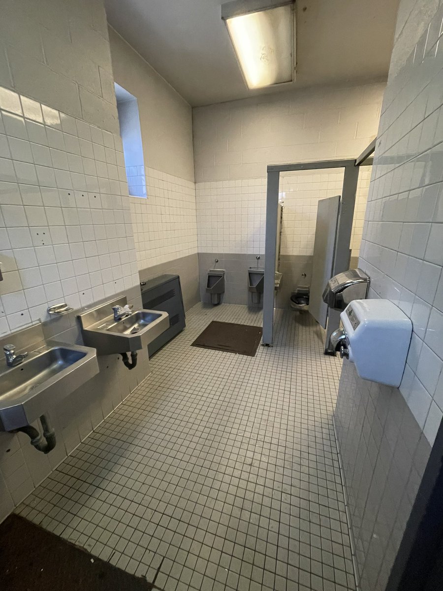 Sweeeeeeh's tweet image. I don’t actually need to use the restroom I just wanna see what it looks like