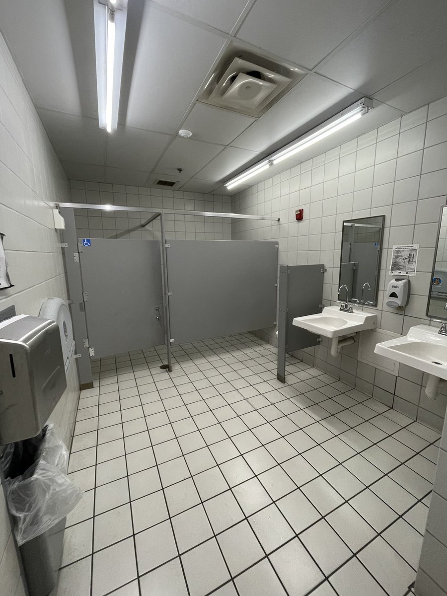 Sweeeeeeh's tweet image. I don’t actually need to use the restroom I just wanna see what it looks like