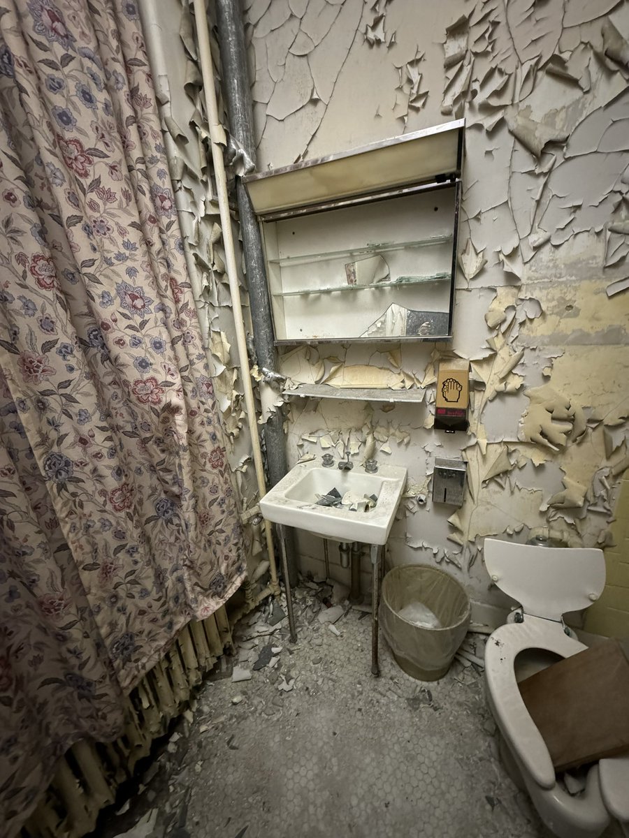 Sweeeeeeh's tweet image. I don’t actually need to use the restroom I just wanna see what it looks like