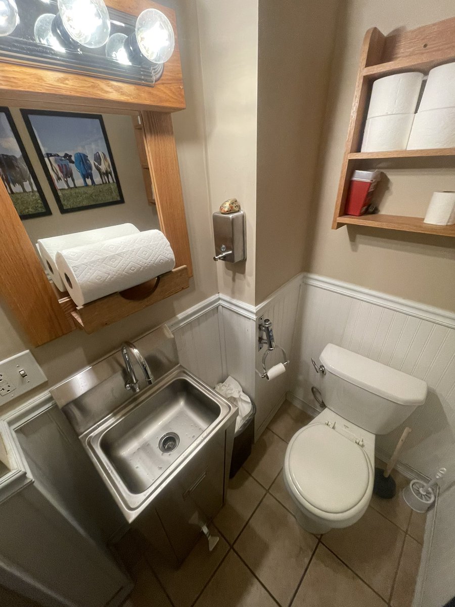 Sweeeeeeh's tweet image. I don’t actually need to use the restroom I just wanna see what it looks like