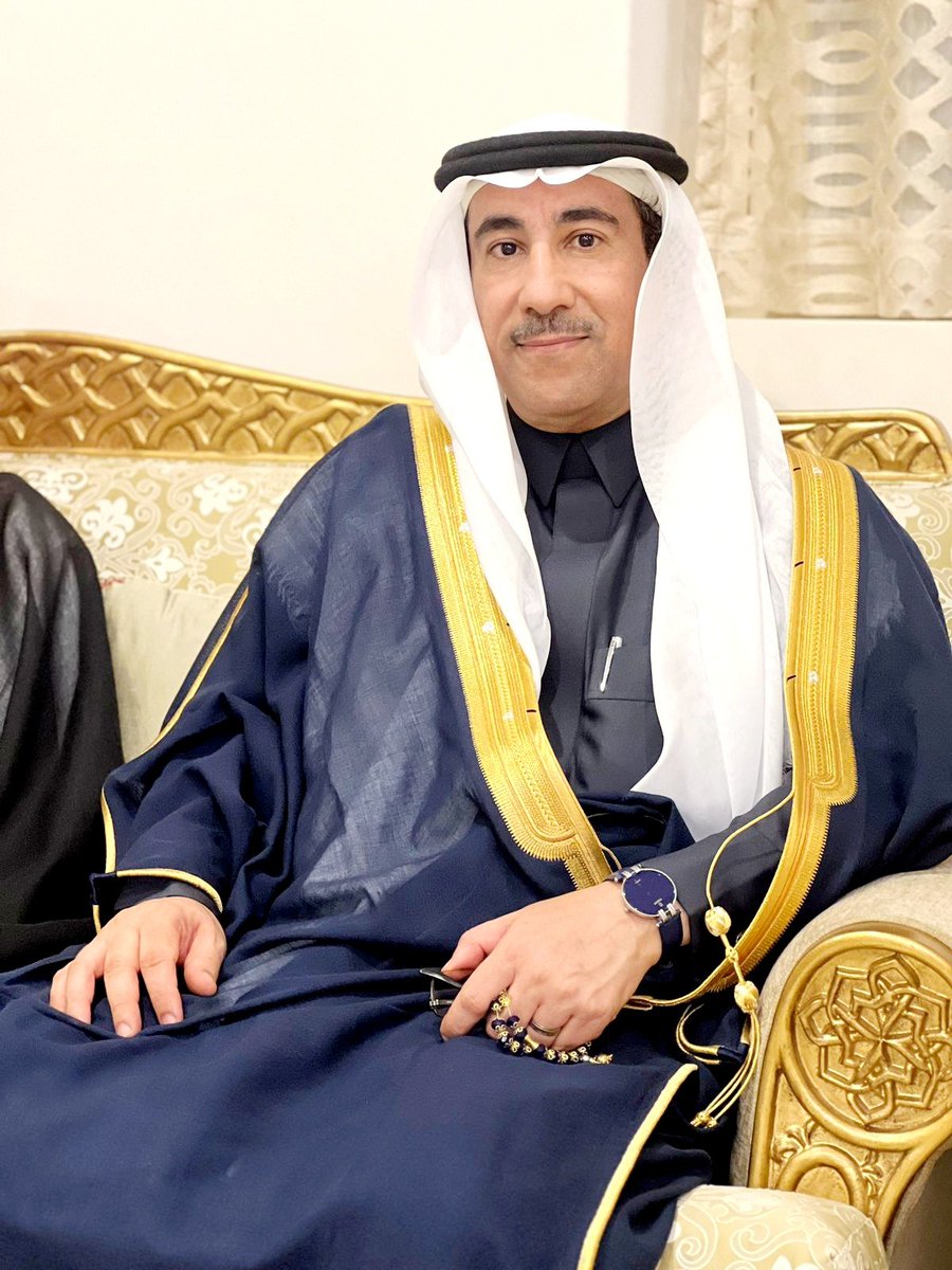 سعدت ليلة البارحة في الحفل الذي أقامه رجل الأعمال الوجيه ناهض بن محمد الجبر في قصره وشرفني بالدعوة لحضوره ضمن لفيف ٍمن الوجهاء والأعيان والأقارب والأصدقاء جرياً على عادته السنوية التي عود عليها محبيه ليشيع في نفوسهم البهجة بهذا الحفل البهيج بالعيد السعيد أعاده الله عليه بالسعادة.