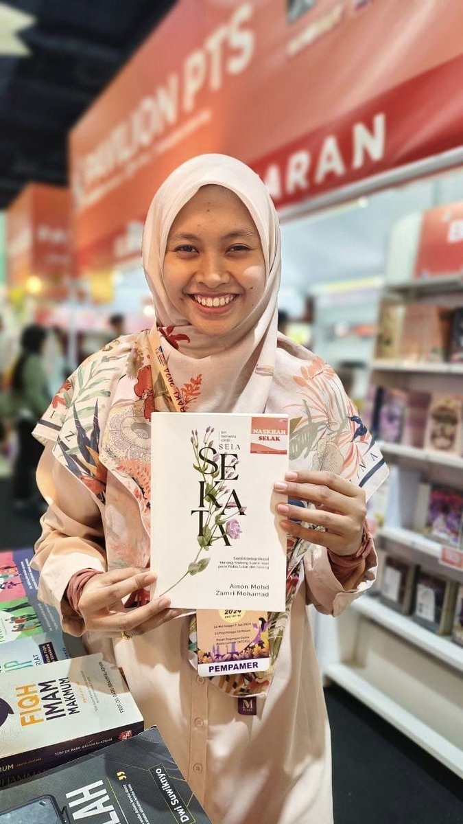 zamrimohamad's tweet photo. Pada sisi saya bersama-sama penerbit, kami selarikan isu rumahtangga yang dibincangkan dalam media sosial dengan dapatan para pengkaji yang sudah memerhatikan perkahwinan usia sebulan sehingga 39 tahun.
Dapatan itu kami kumpulkan dalam buku #Sekata terbitan @bukupts
Sebabnya, kita mahu asingkan pendapat peribadi dan dapatan ilmu dalam hal kekeluargaan.
Mudah orang mahu rujuk.