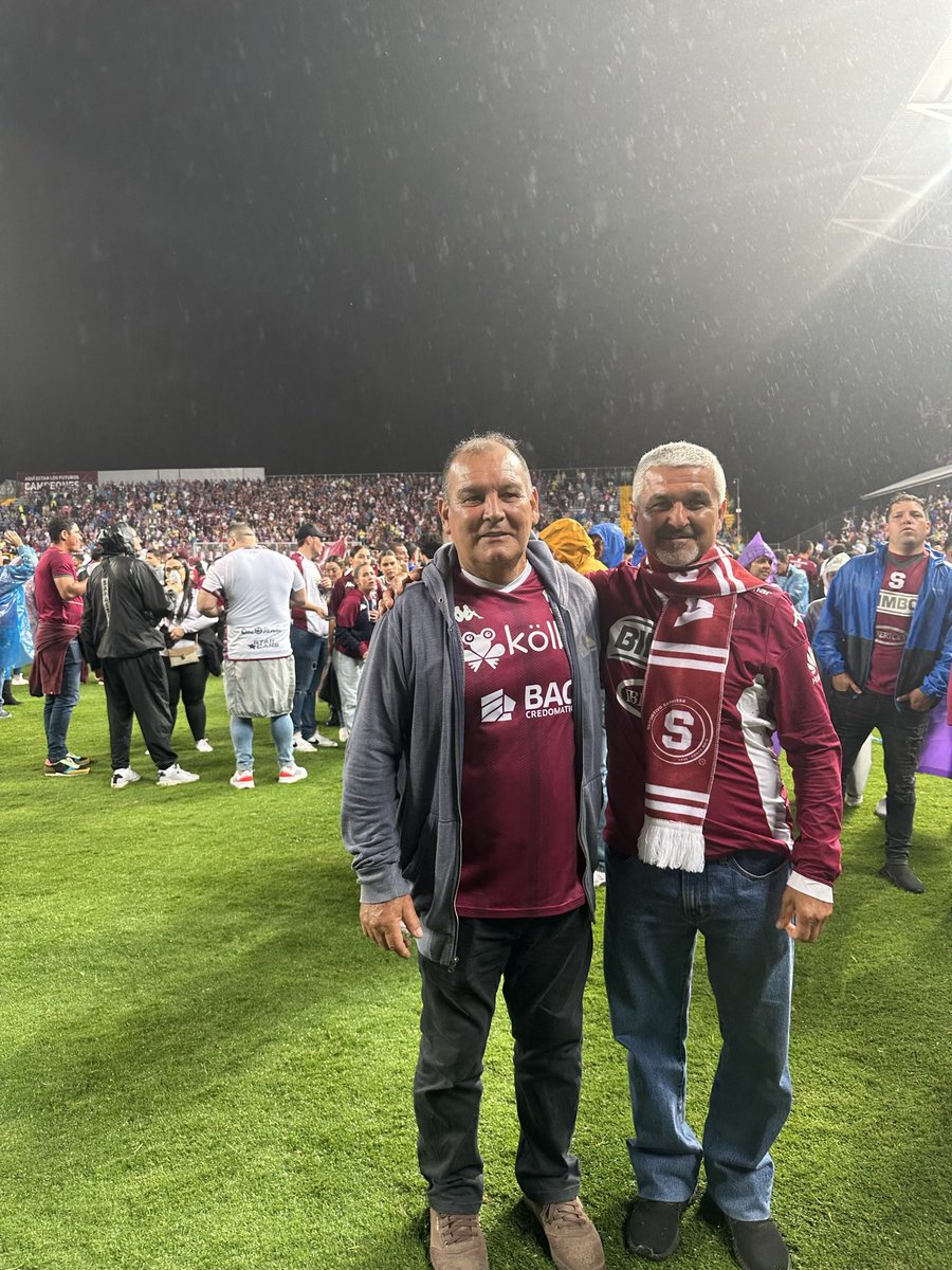 tpalma91's tweet photo. @SaprissaOficial Los papás de la casa celebrando la 39 🏆💜 el mejor legado que nos han dejado, ser morados desde pequeños 💜 https://t.co/7Mxq2RCEYI