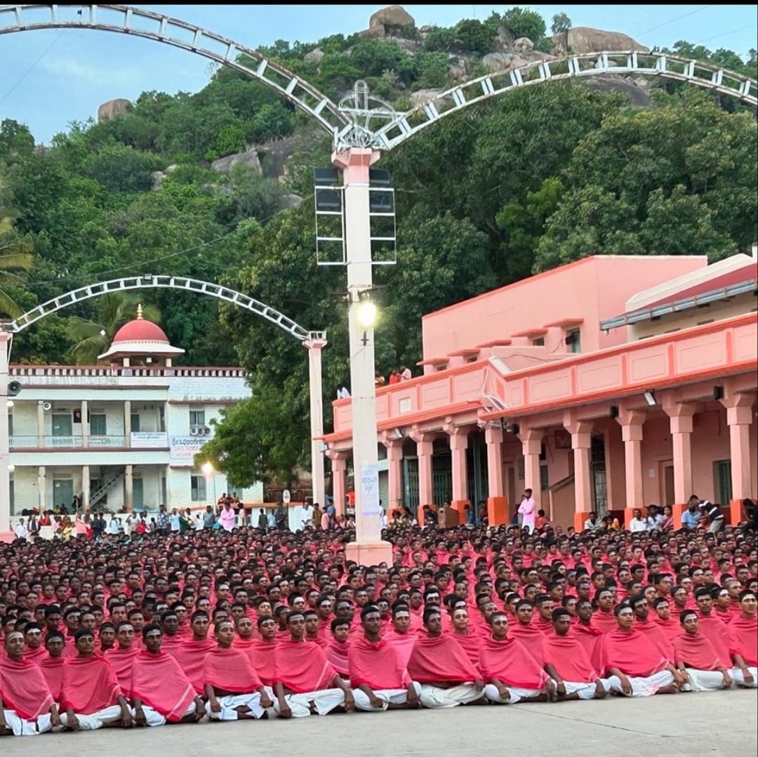VL_Karnataka's tweet photo. ಸಿದ್ದಗಂಗಾ ಮಠ ಪ್ರಾರ್ಥನಾ ಸಮಯದಲ್ಲಿ https://t.co/K9U6ORHWfW