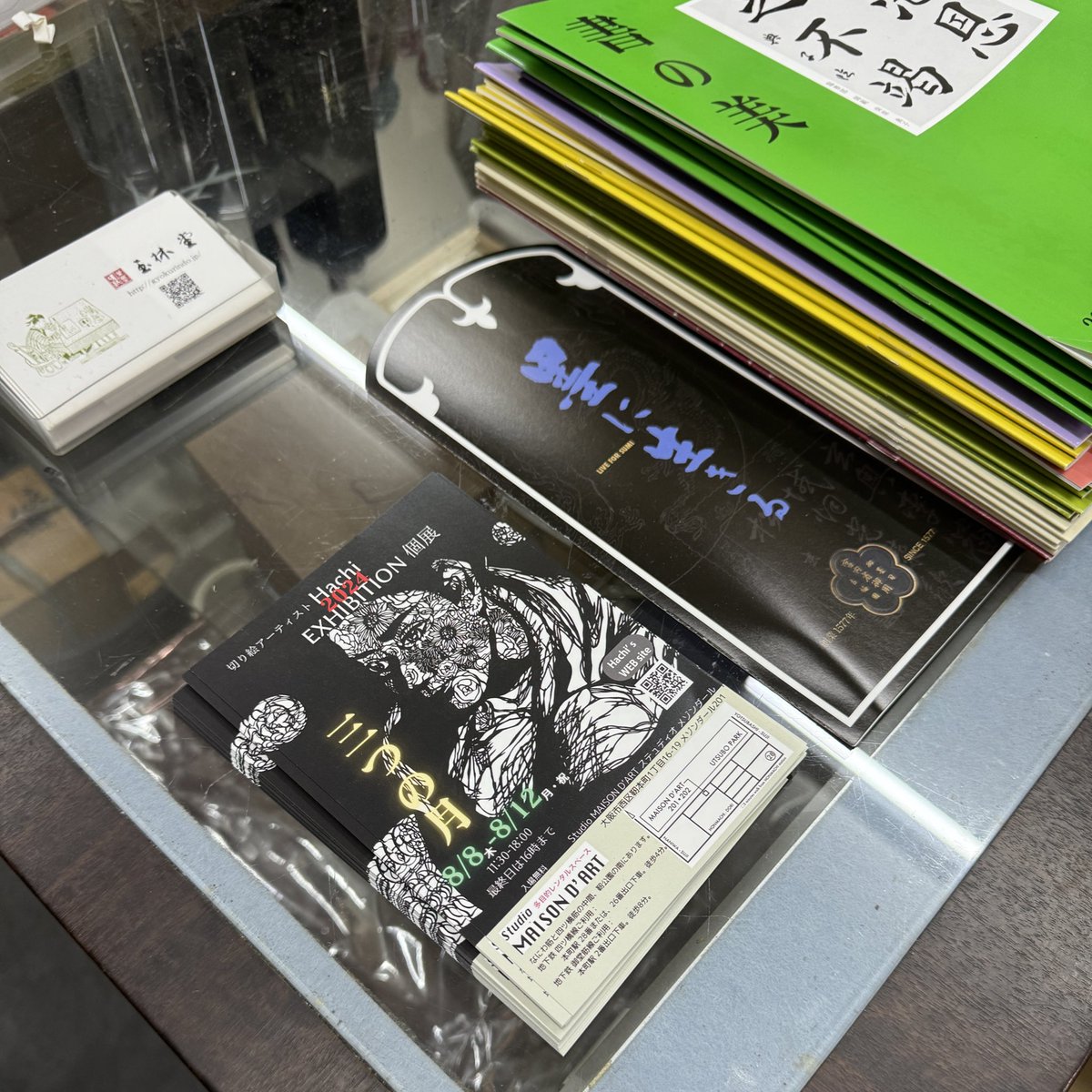 fujiosensuke's tweet photo. 切り絵アーティストHachi個展「三つの月」
2024年8月8日（木）～12日（月・祝） 11時30分～18時　※最終日は16時まで ●会場/ステュディメゾンダール 大阪市西区靭本町1丁目-16-19-202 ●入場無料
詳細 https://t.co/y4zDcdixMO
@Hachi26921553 

宣伝ですねん！
玉林堂にDMはがきありますで https://t.co/3llFancz8l