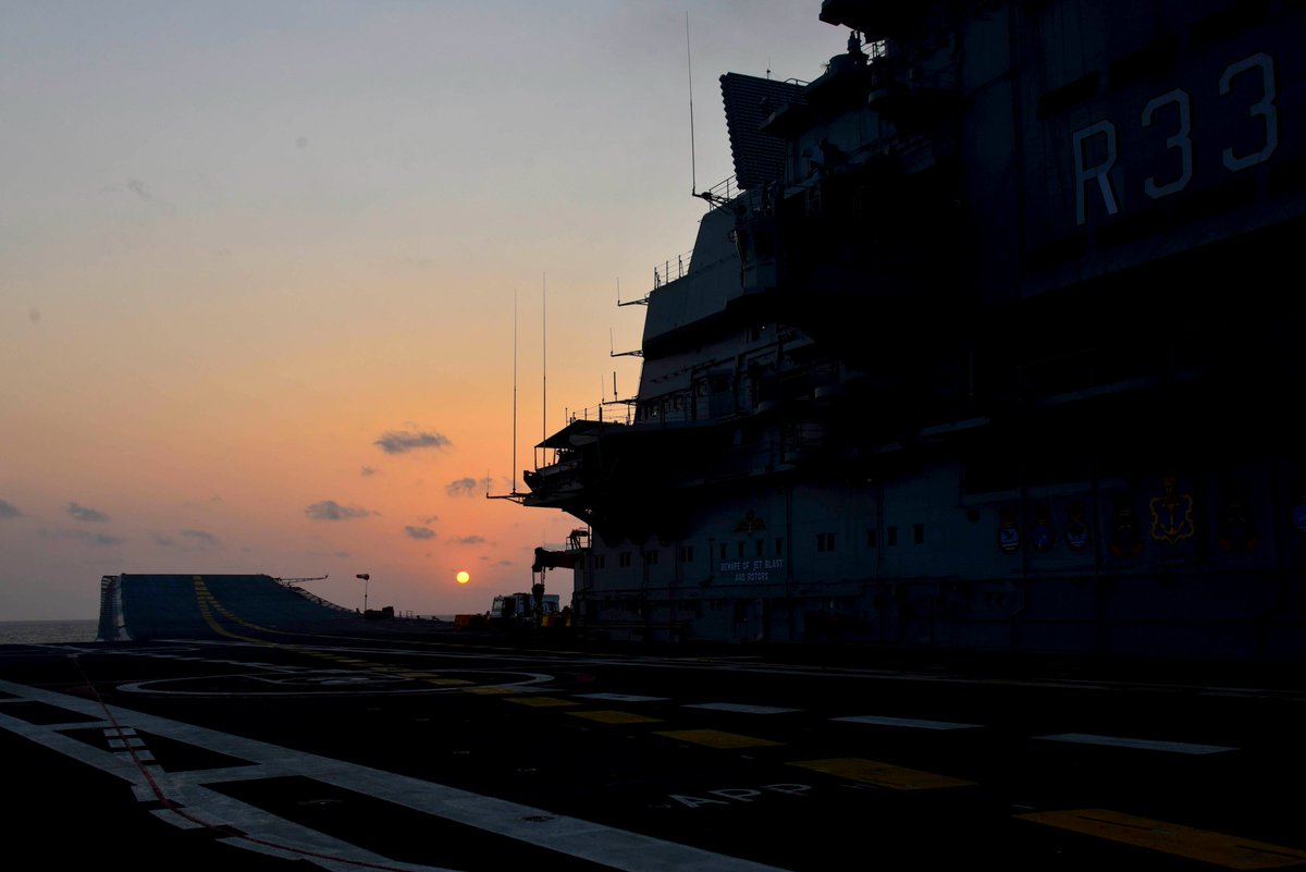 IN_WesternFleet's tweet image. #Sunrise - &apos;Rising Aircraft Carrier&apos; 🌅🌞⚓️🚢
#INSVikramaditya #SwordArm

@DefPROMumbai
@IN_WNC
@indiannavy