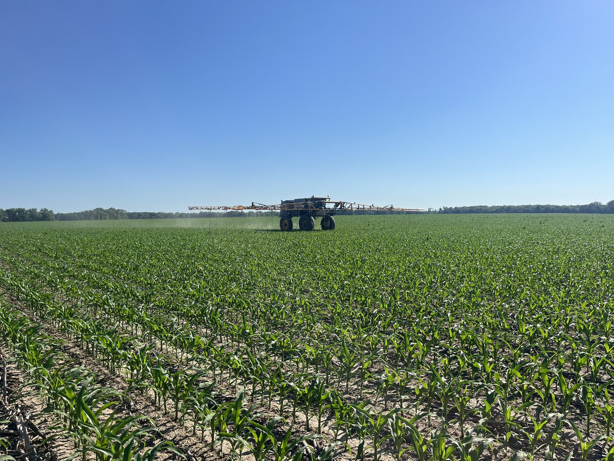 ellisce's tweet photo. Nitrogen response plots being applied in Ralls county. These plots require a substantial time commitment to do. Thanks to Taylor Braungardt for his participation. #2xAg2030, #ExtendMU https://t.co/FcZTWCZbuI