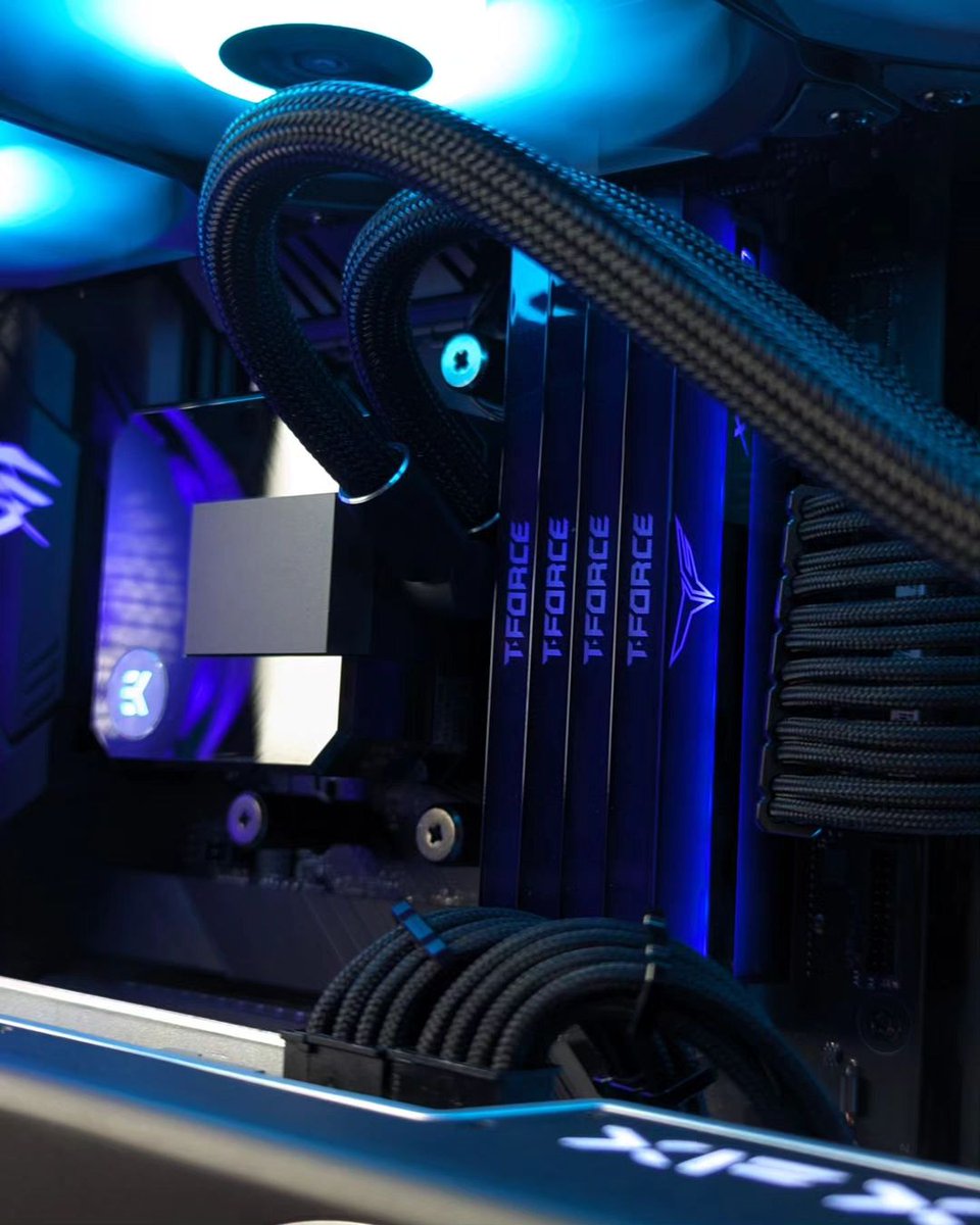 TeamGroup_JP's tweet image. DDR4メモリを搭載している方は手を挙げてください ✋
#TEAM #DDR4 #XTREEM