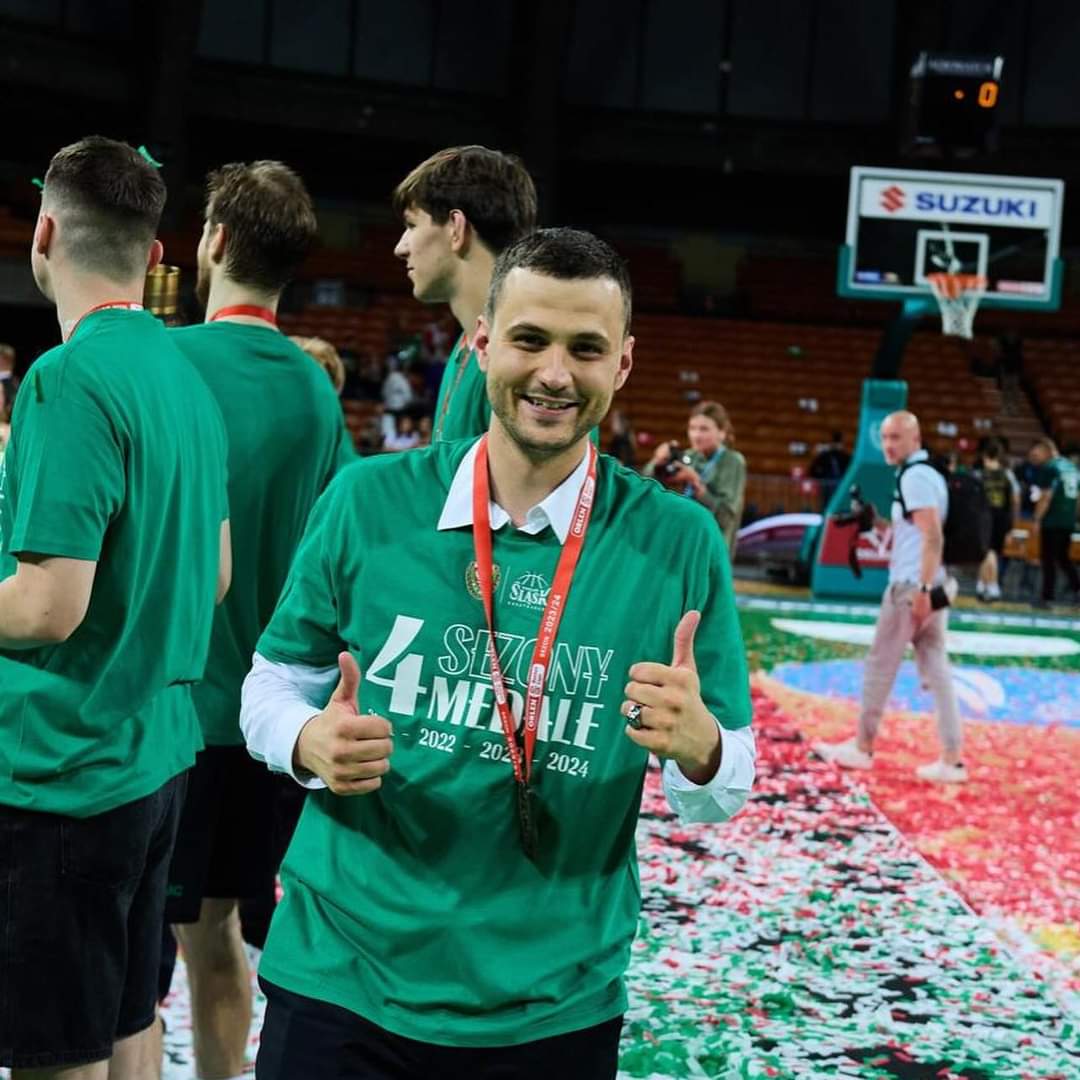 renfrewprep's tweet photo. Maksym also has an international experience. In the years 2016–2018, he was coach for the New York Knicks Summer Camps (JrNBA) and obtained a USABasketball Coach License in 2018. https://t.co/ylRPq286Kf