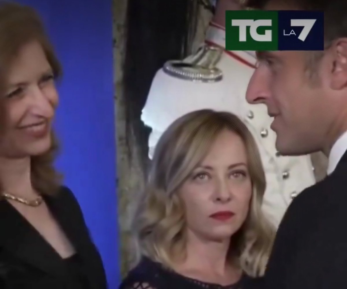 MauroVittorio3's tweet photo. Guardate "La Meloni" e osservate bene il suo sguardo, c'è tutto il disprezzo e il rancore accumulato da noi ITALIANI nei confronti di una Francia che ci ha sempre considerato inferiori...
Beh, ora qualcosa è cambiato
#GiorgiaMeloni
#Macronmerde 💩 https://t.co/D1ZJ8kVt05