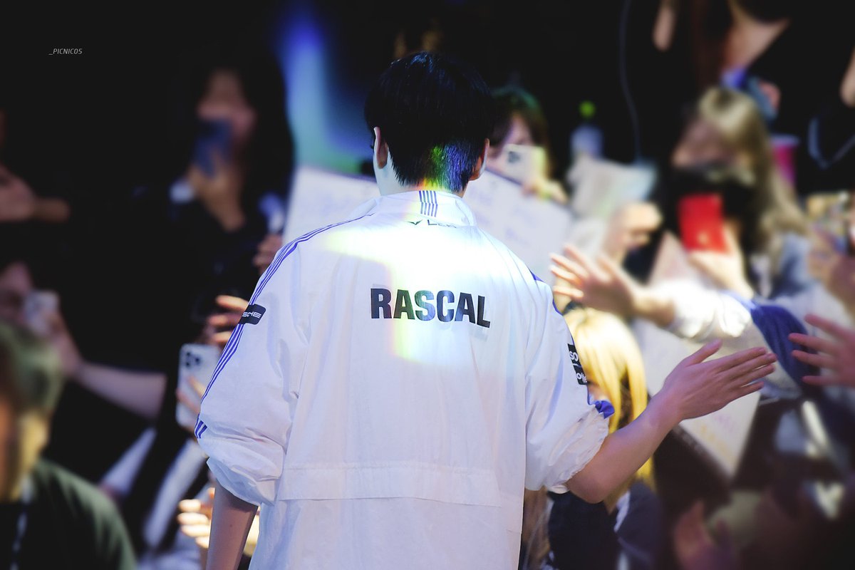 confuxun's tweet photo. the light always secretly follows him, telling him he was meant to shine https://t.co/OVRog4pcdL