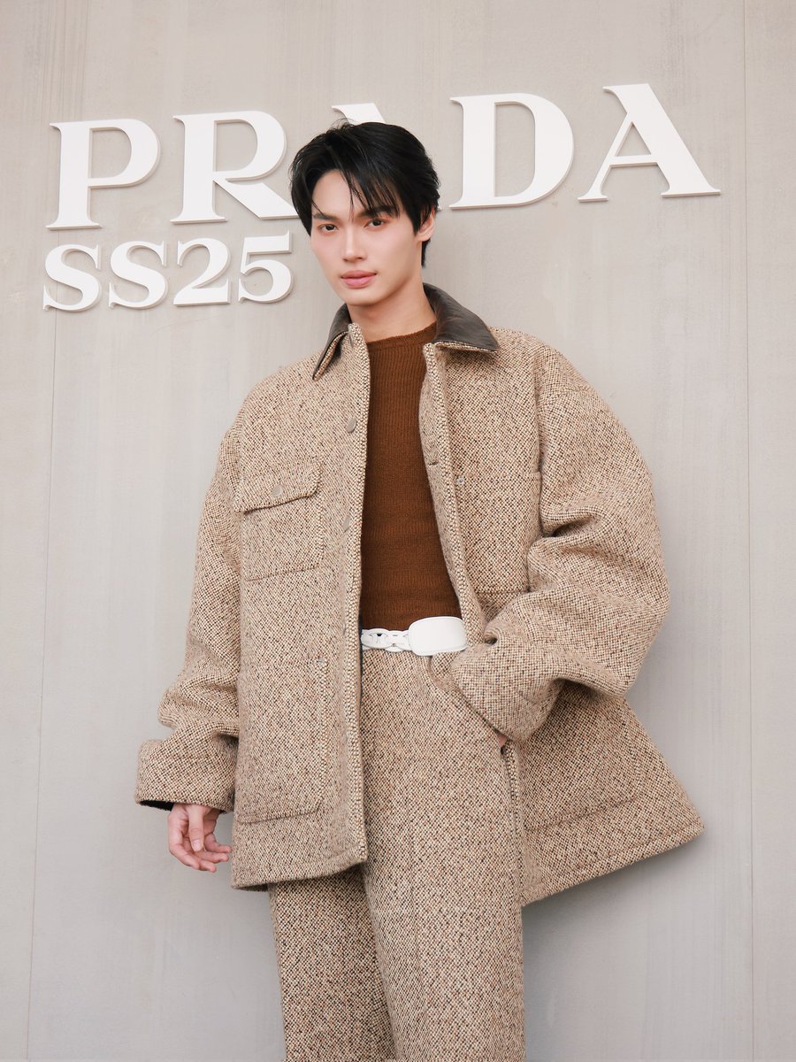 GMMTV's tweet photo. ประมวลภาพ "วิน-เมธวิน" ในโชว์ Prada Men’s Spring Summer 2025 Fashion Show ณ กรุงมิลาน ประเทศอิตาลี พร้อมพบปะเหล่าแขกคนสำคัญ อาทิ แจฮยอน บยอนอูซอก ซานะ และ หลุยส์ พาร์ทริดจ์

#PradaSS25
#GMMTV https://t.co/oLhSb0K9Q1