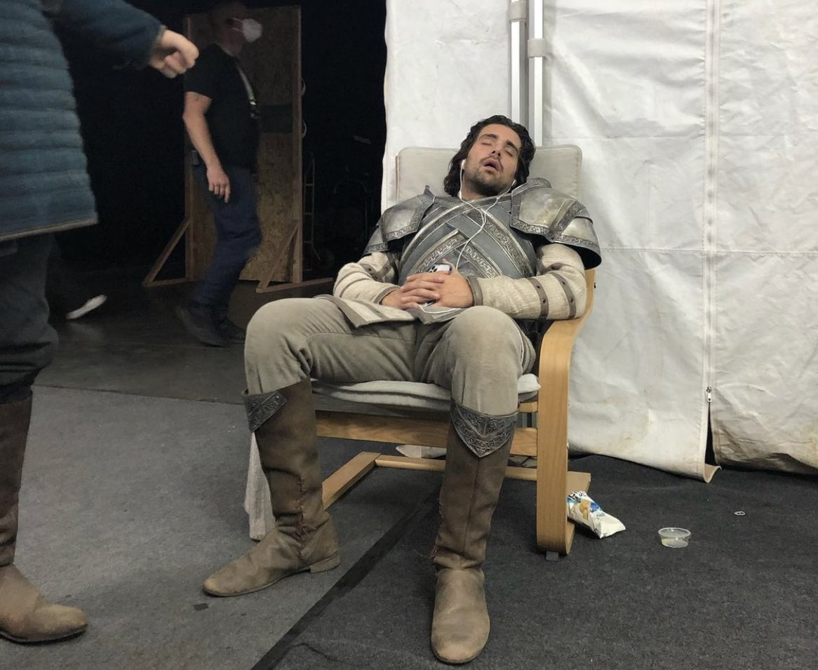 los guardias mientras sangre y queso revisaban cada cuarto