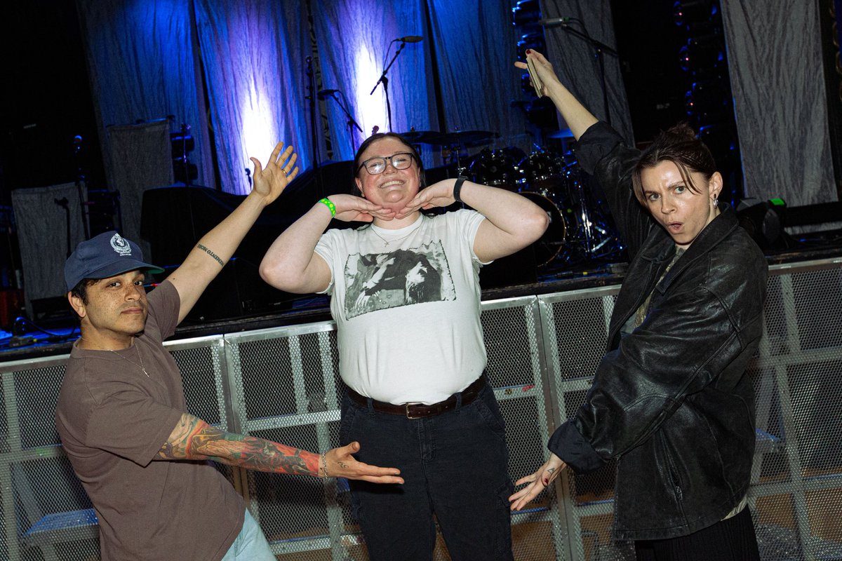 scvrlxtflvwer's tweet photo. ANYWAY GOT TO SEE THE BESTIES AGAIN AND WAS THROWING IT DOWN ON THE BARRIER https://t.co/rfSOFNsGAO