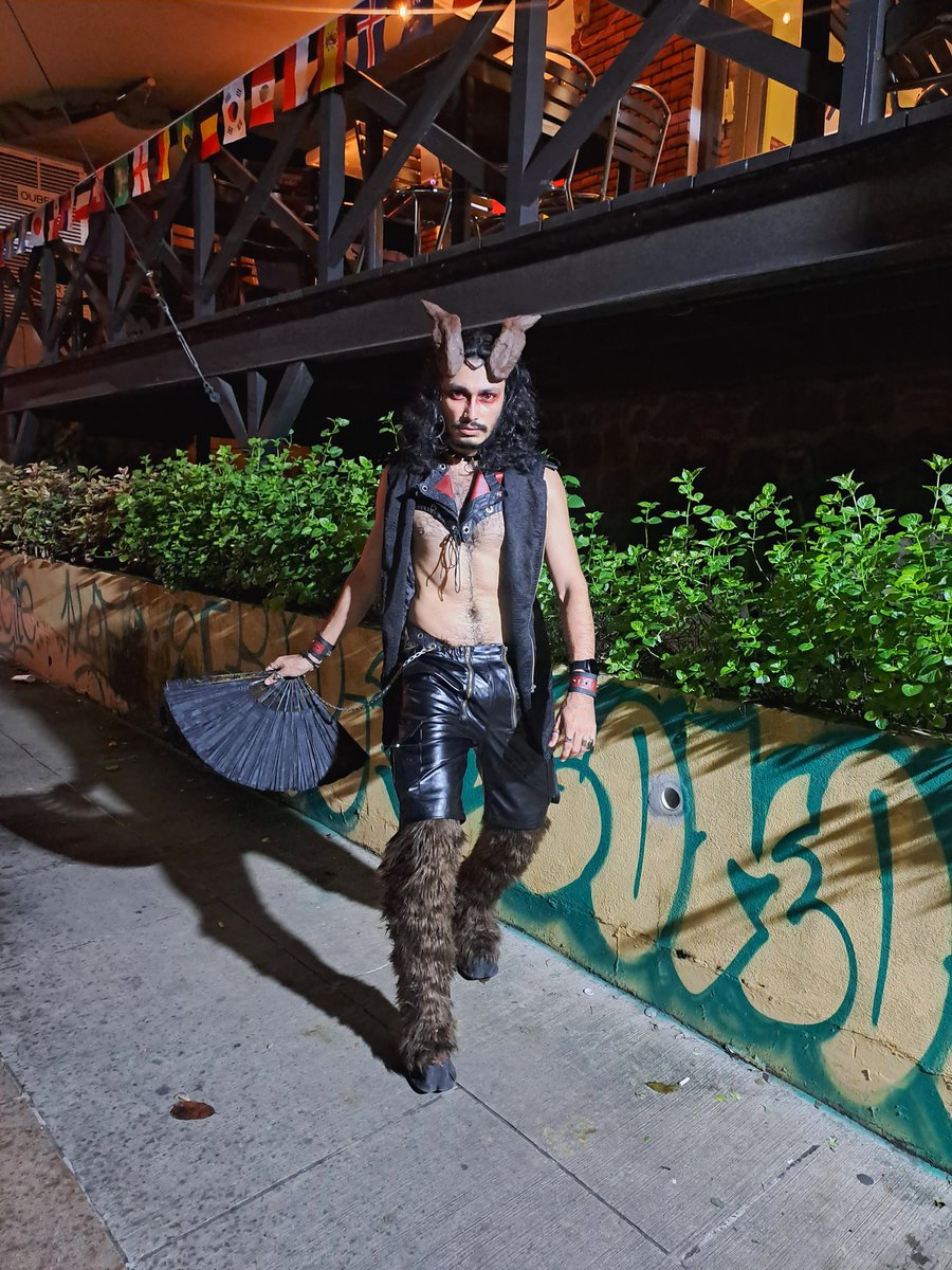 aNestyFetishBoy's tweet photo. #ElChivato De #LaChiva  @flpanama
1ra chiva y fue una pasada.
Esta comunidad se a convertido en una verdadera familia.
Los Amo mis Felipe's 
Esto, apenas empieza.

#AaNesty #Darck #Vampirico #Místico #Fetish #FetishBoy #FetishMen  #Liberal #LiveIsLife #XGay https://t.co/gagIGgoY4S