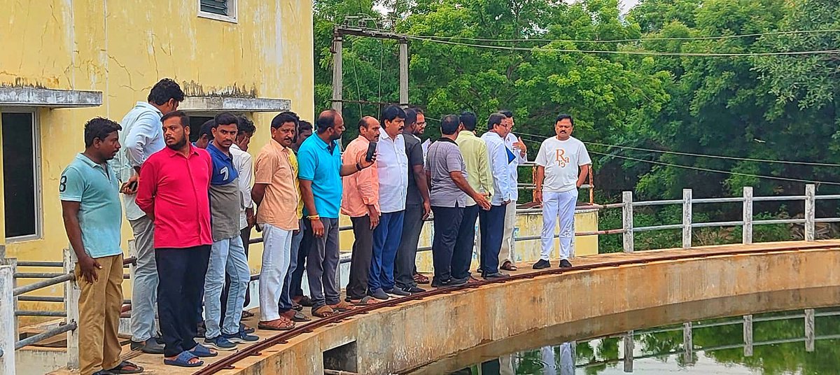sunilkumarpasam's tweet photo. గూడూరు పట్టణం ప్రజలకు అందించే త్రాగు నీటి వాటర్ వర్క్స్ ను మునిసిపల్ కమిషనర్ మరియు అధికారులు తో కలసి పర్యవేక్షిస్తున్న....

#JaiTDP #NaraChandrababuNaidu #NaraLokesh #PasimSuneelKumar #AndhraPradesh #gudur https://t.co/TLp7VlxKw5