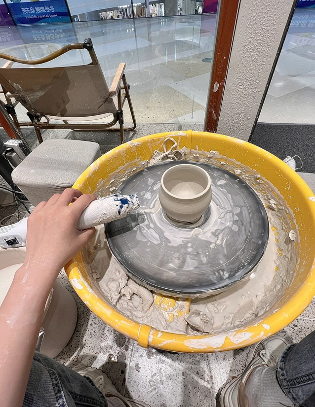 linke83282813's tweet photo. Yeah, first time to do ceramic new experience! I look forward to seeing you in three weeks #宁波 #慈溪 #青花瓷 #青花瓷 #手作陶瓷 #carft #callenge #diyworks #Travel #Handmade #diyarbakırgay https://t.co/Leal454qwM