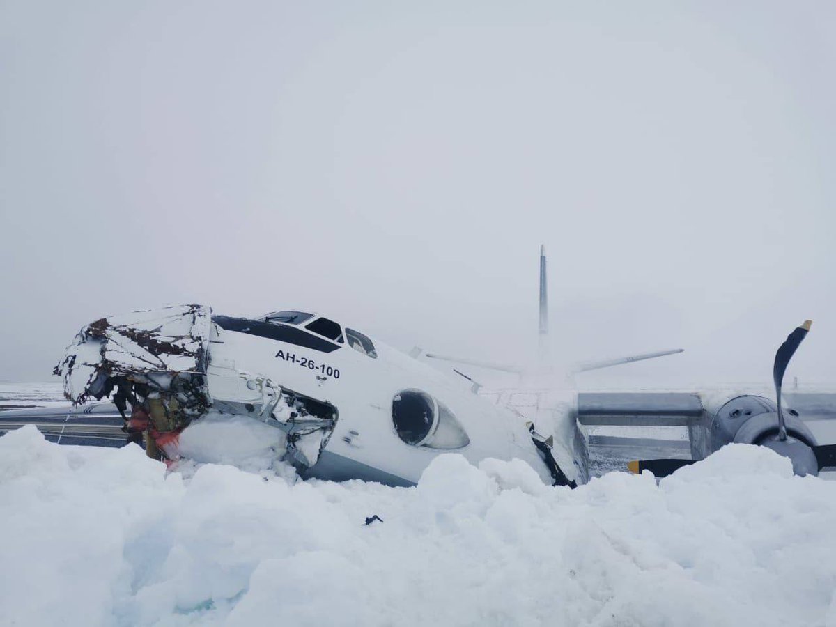 shanghaidaily's tweet photo. Miraculous survival! A passenger #aircraft of the Russian #Utair airline with 41 people on board crashed and broke in two on the Yamal Peninsula in northeastern Siberia, #Russia on June 14, resulting in injuries to two crew members and one passenger. https://t.co/D71vgpoXhf