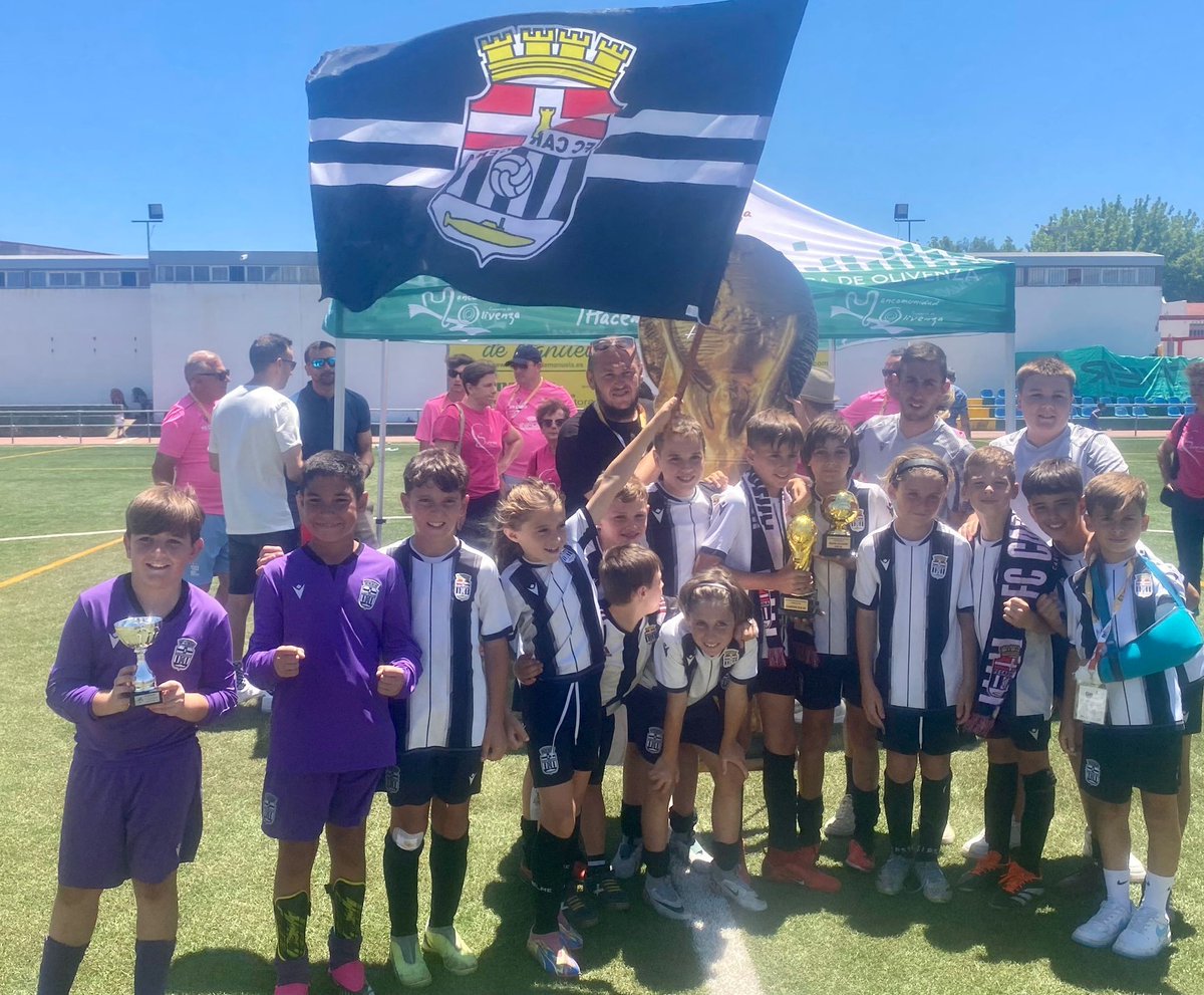 FCC_Cantera's tweet photo. BENJAMIN A | 🏆 Espectacular actuación en la XIII edición del Mundialito Fútbol Base, disputado en Extremadura.

Pleno de victorias en 1ªfase, se eliminó al Málaga, At. Madrid y se ganó al Benfica en la final por penaltis. Berbia mejor portero y Masó mejor jugador.

¡Enhorabuena! https://t.co/PxBnObdKJm