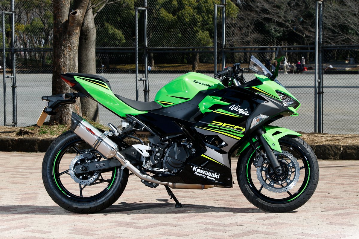 striker_jp's tweet photo. お待たせ致しました！！

#STRIKER #INTERMODEL SC SLIP-ON OFF-Type B JMCA `18～ #Ninja250/#Ninja400 用がまもなく入荷致します！

カーボンエンド採用したサイレンサーは、
チタンソリッドとチタンヒートカラーの2種類！

適合の詳細は製品ページにて↓
https://t.co/i81x02iCS9 https://t.co/ZgOYBeI8OW