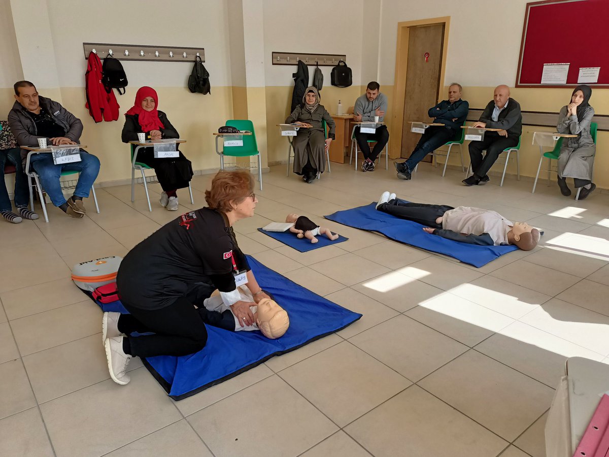 Okul ve Kurumlarda İlk Yardım Eğitimleri Artarak Devam Ediyor ⛑️ 👩🏻‍⚕️👨🏼‍⚕️🩹 

Acil durumlarda ilk yardımın öneminden hareketle hayata geçirilen “Çocuklarımız İlk Yardımla Daha Güvende” projesiyle 426 bin öğretmen ilk yardım eğitimi, 3 milyon öğrenci ilk yardım semineri aldı.

👉🏻