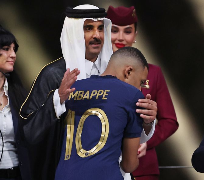 Geronimuslll's tweet image. Mbappé trouve que la situation est grave car "les extrêmes sont aux portes du pouvoir".

Le même Mbappé a encaissé 415 millions de dollars en moins de 7 ans au PSG, payés par le Qatar où la loi du pays est basée sur la charia.