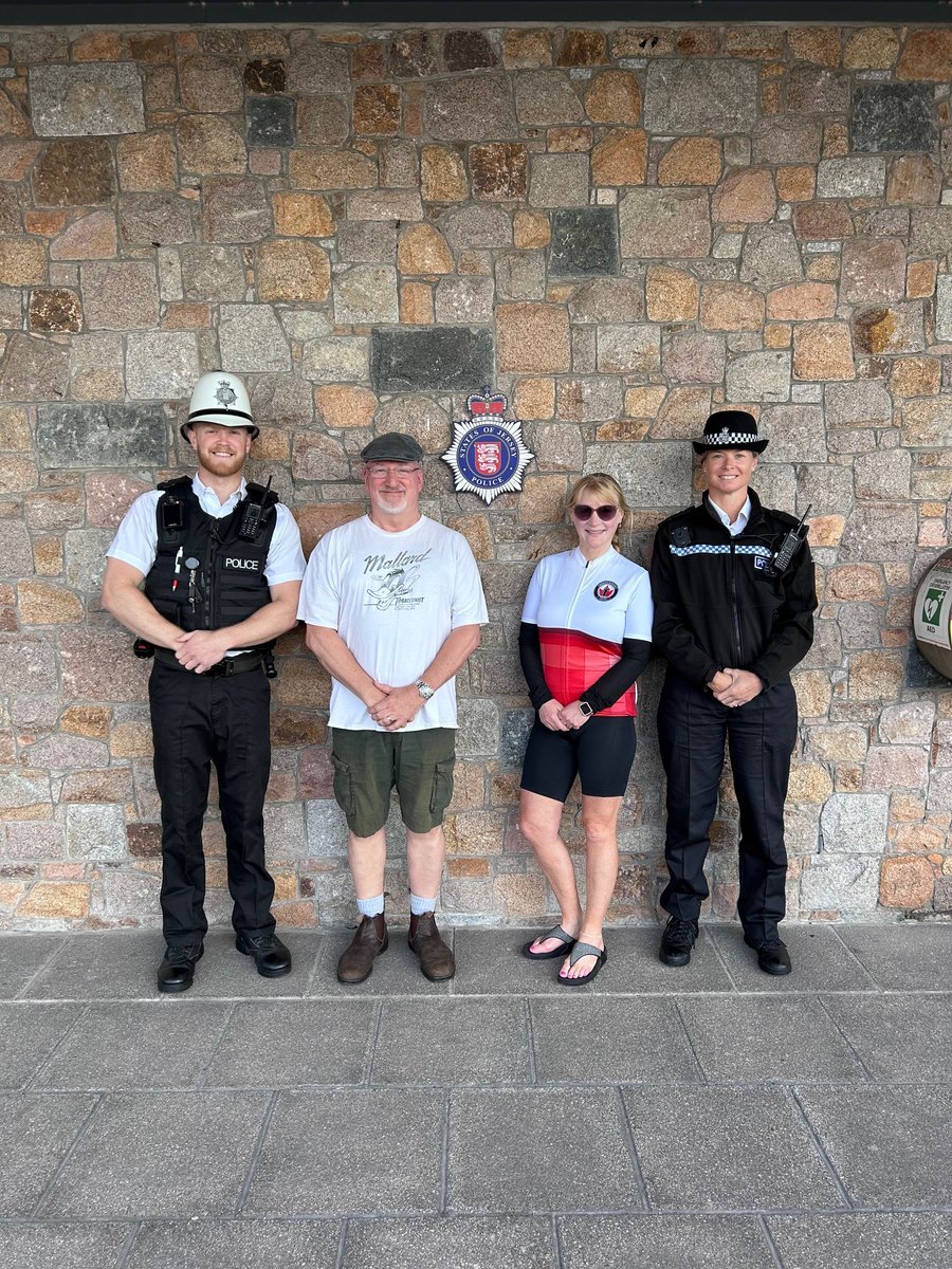 St.Helier Town Police Unit tweet media