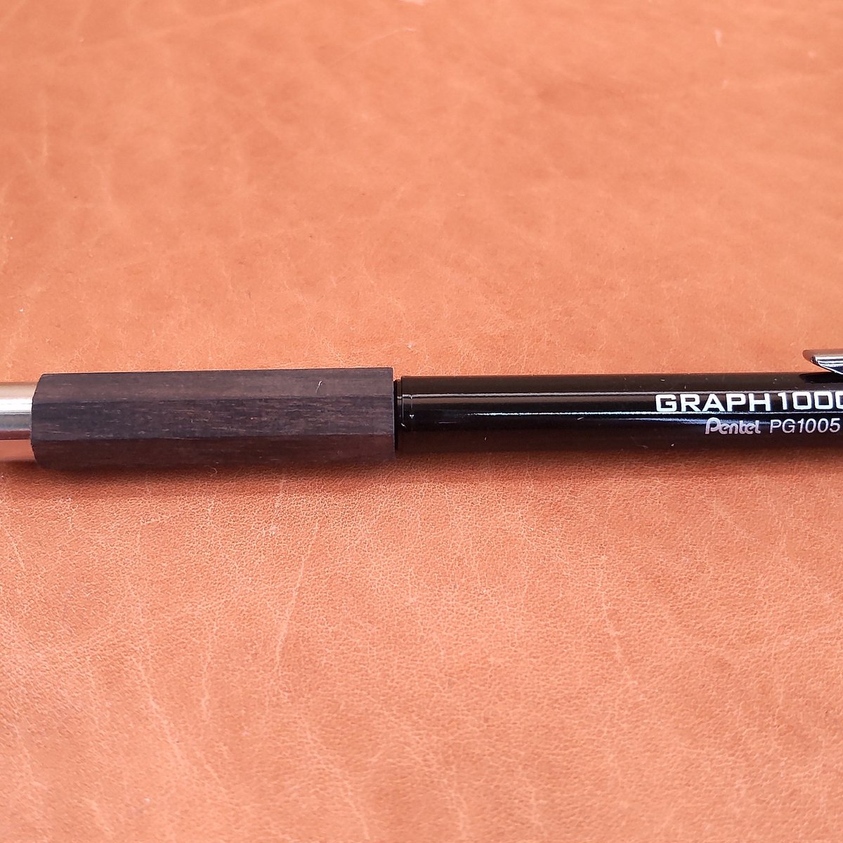 今日は鉛筆用黒檀木軸を仕上げようとしたら黒檀側の内径がちょっと