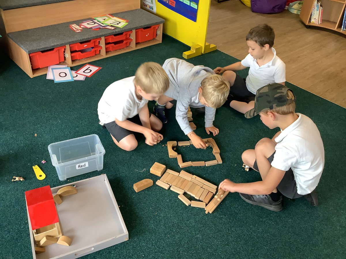 LlanFach2030's tweet photo. Just another magic Monday in Reception. We love working together, planning and discussing the goals for our creative projects! 🧱🔨👨‍🏭 https://t.co/ZDQ5D63BPr