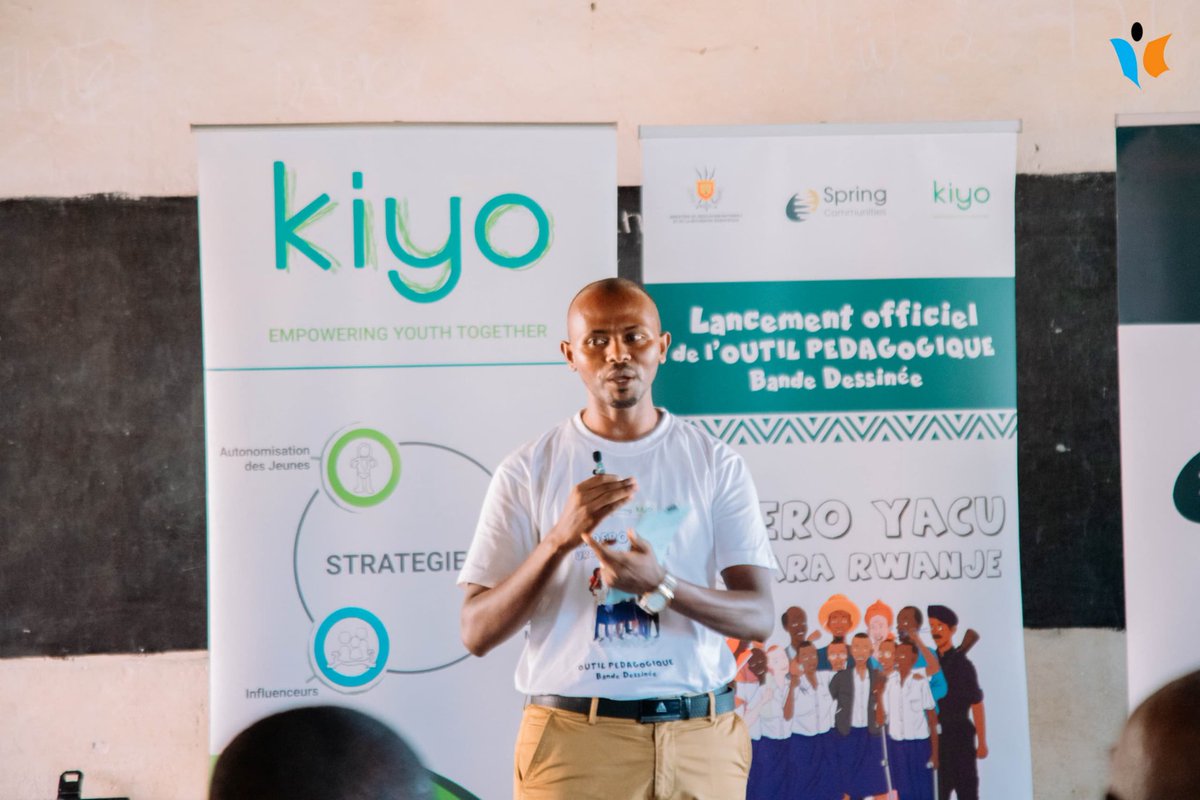 [P] 🤗 Les élèves du Lycée Sainte Famille #Kinama en @MairieBuja vantent les acquis du Hub d'Inspiration auquel ils participent. "Aucun membre du Hub ne peut jeter le plastique n'importe où, car la protection de l'#environnement fait partie intégrante de nos débats", affirme Guy