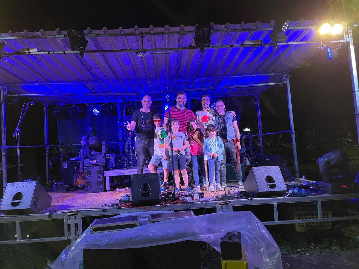 Henry_Pistols's tweet photo. Grazie Casarile!
.
#punkrockmusic #rockmusic #rocknroll #rockband #liveclub #livemusic #liveshow #lifeonstage #guitarplayers #guitar #gibsonlespaul #lifeontheroad #musicarock #musicalive #foofighters #offspring #franzferdinand #jet #jetband #thehenrypistolsband #festadellabirra https://t.co/HNwOafXMUE