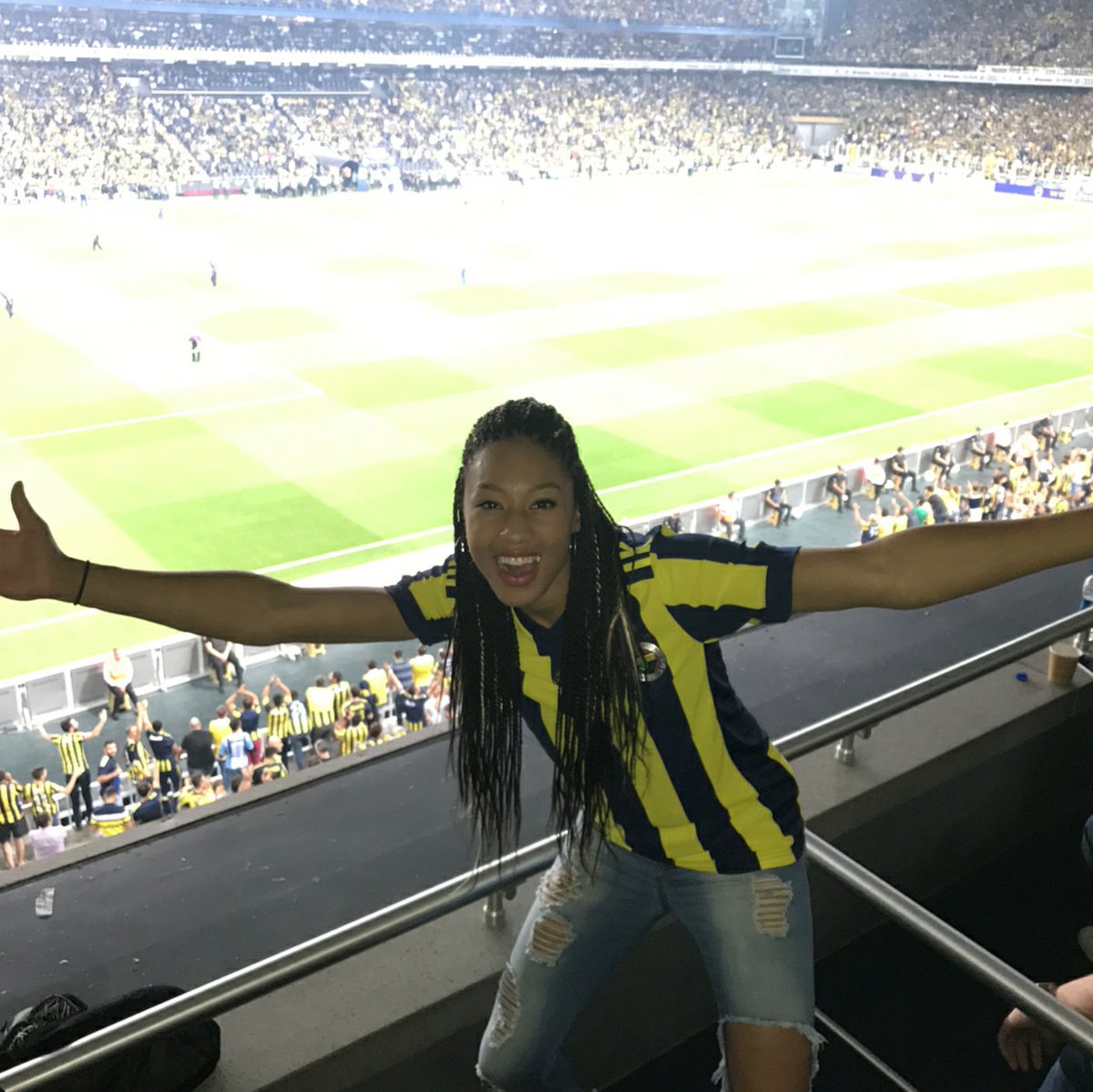 CoachRookie's tweet photo. 💛💙 Ona çok iyi bakın. Kahvaltıyı çok sever. Güzel mekanlara götürün @kayseribasketsk! 🥲 #AP23 https://t.co/boJ7avoPNK