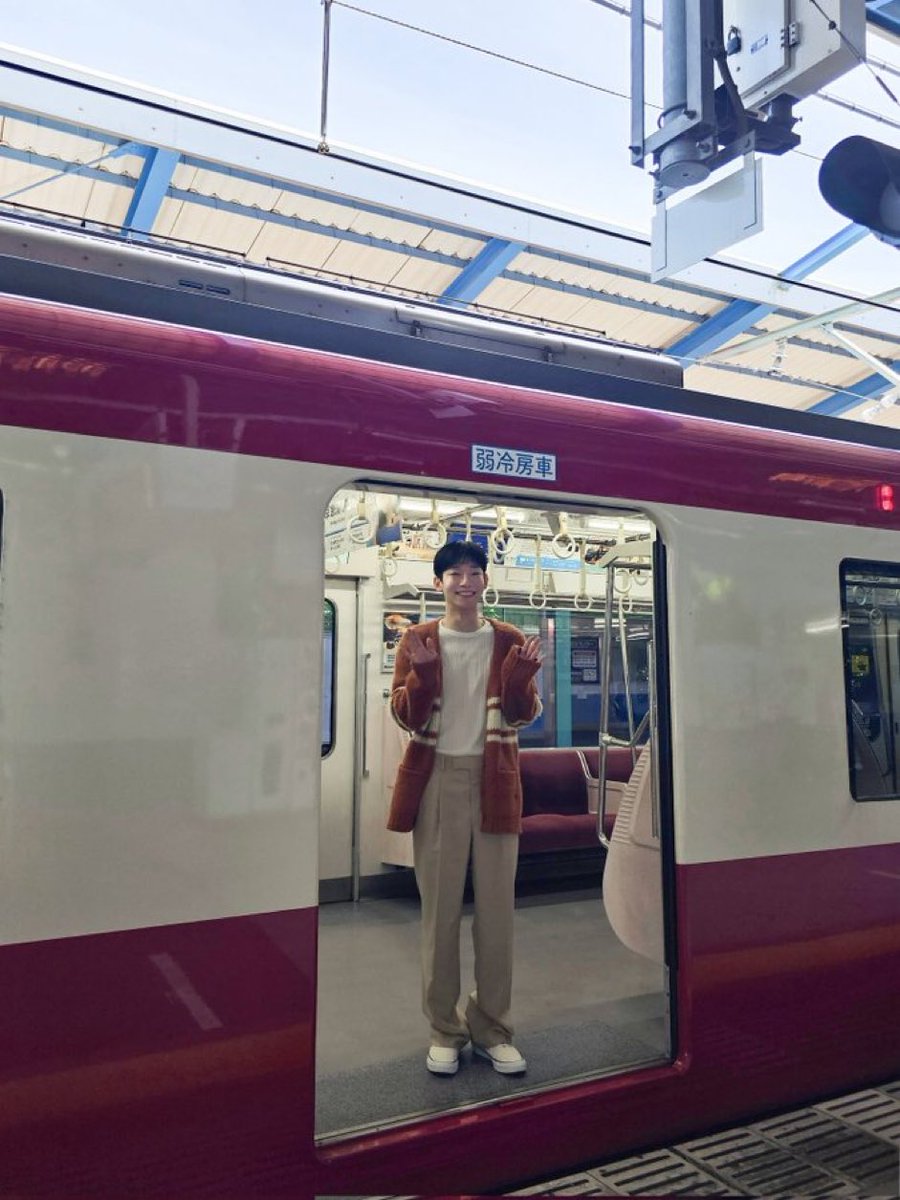 chenniepii's tweet image. Japan's train doors are typically 185-192 cm in height!