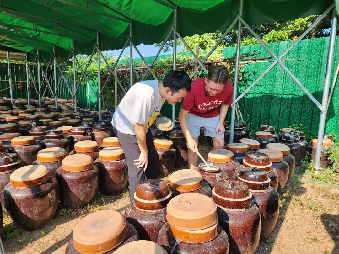 GBA_Foshan's tweet image. SavoringFoshan | 在佛山，有一种神奇的醋，闻着臭，吃着香，可谓是“液体榴莲”！“Stinky vinegar” is indeed a unique delicacy! Despite its pungent aroma, it offers a delightful taste, earning it the nickname “liquid durian.” Come to Foshan and taste it！😋#vinegar #hotpot #food #foodie