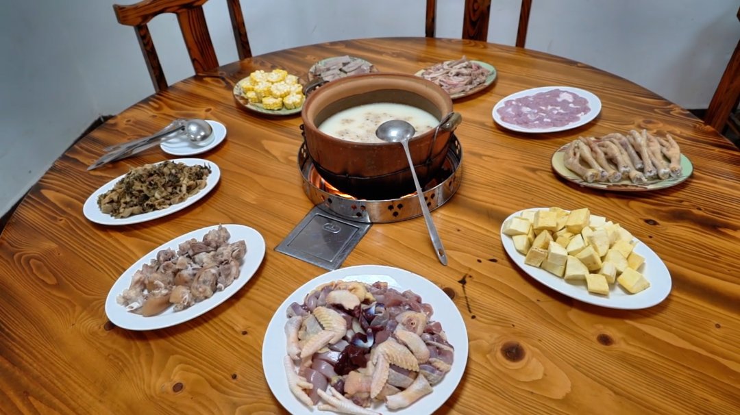 GBA_Foshan's tweet image. SavoringFoshan | 在佛山，有一种神奇的醋，闻着臭，吃着香，可谓是“液体榴莲”！“Stinky vinegar” is indeed a unique delicacy! Despite its pungent aroma, it offers a delightful taste, earning it the nickname “liquid durian.” Come to Foshan and taste it！😋#vinegar #hotpot #food #foodie