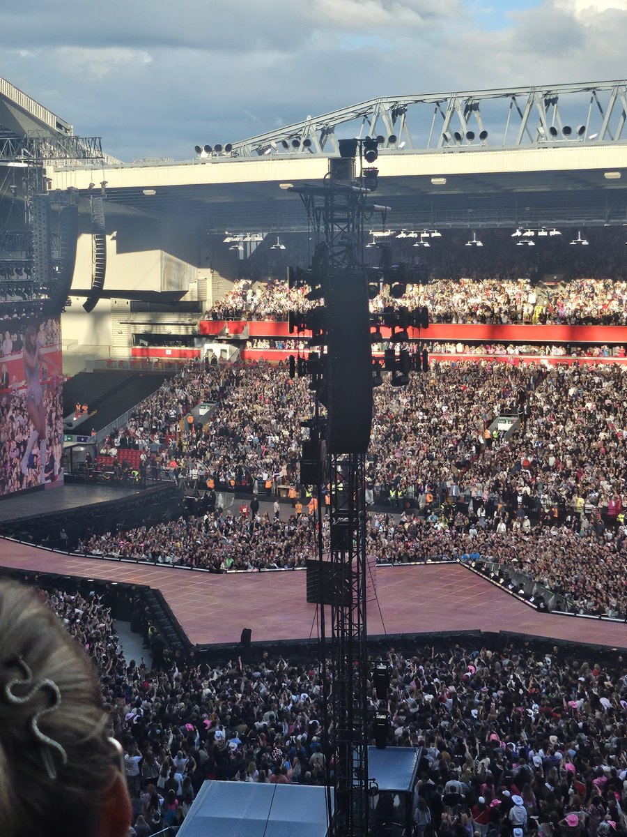 NazNahar5's tweet photo. @sarahbxrkxr @miarowntree This was our view from hospitality and we couldn't get moved https://t.co/cs9ZpCOiIV