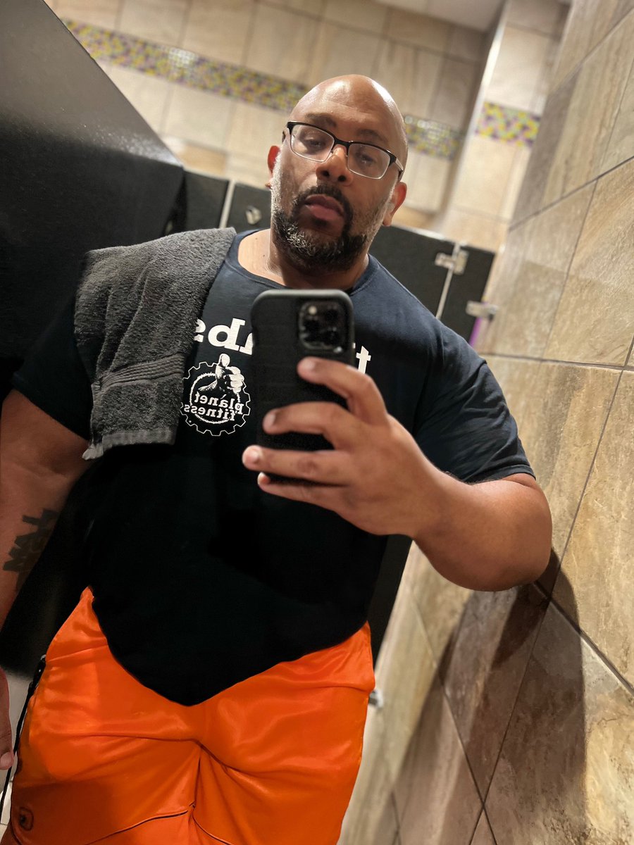 CDeMetrius_1st's tweet photo. Sunday’s Workout in Seattle. It’s funny to me how the Planet Fitness locker room and stalls here look EXACTLY like my home gym in Tempe.
Also, it’s about time for me to get this WOLFPUSS on my face cleaned up.
#dasweatshop #sweatydickandballs #ALLinOrder https://t.co/CM369VbhyK