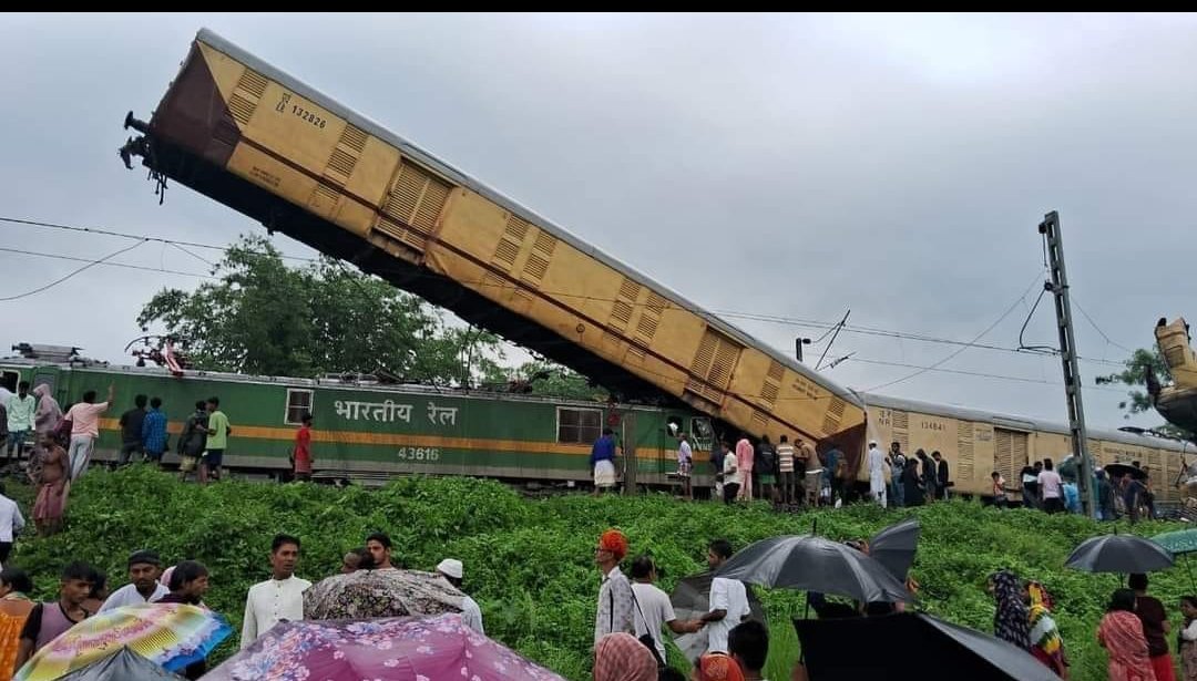 ramkhilak's tweet photo. Another day another #TrainAccident

Where is the Kavach system? 
Will @AshwiniVaishnaw take responsibility and resign this time atleast or continue by uploading Vande Bharat reels? 

#kanchenjungaexpress
#AllEyesOnGoat https://t.co/vQjHc97ACE