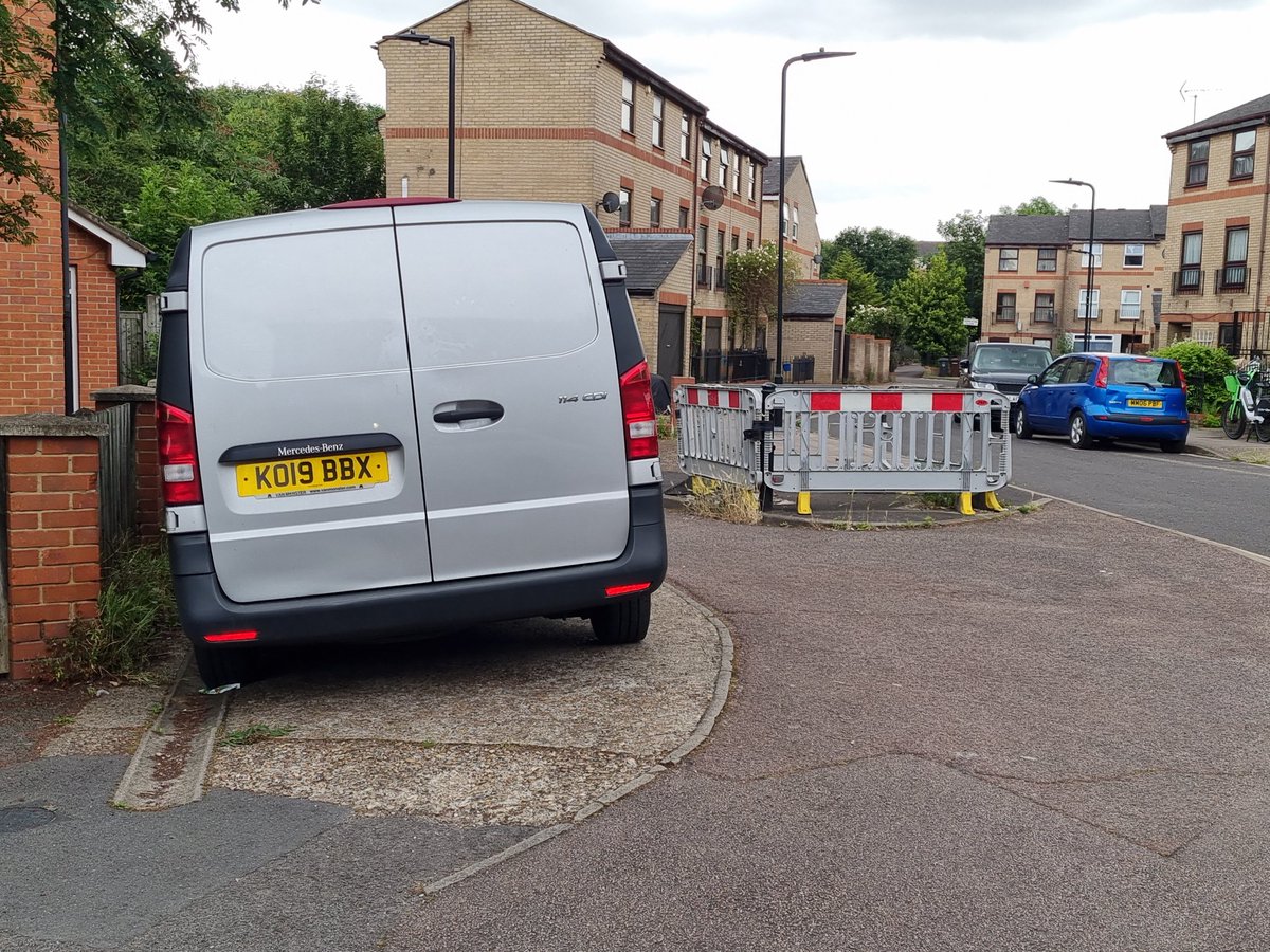AHMB2713's tweet image. @hackneycouncil the #RedPath needs some attention:
* collapsed wall on path 
* greenery needs trimming back (entire path)
* van obstructing sight lines (west end)
@hackney_cycling