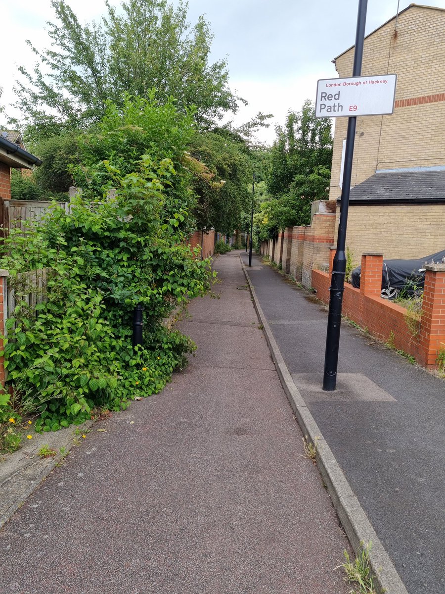 AHMB2713's tweet image. @hackneycouncil the #RedPath needs some attention:
* collapsed wall on path 
* greenery needs trimming back (entire path)
* van obstructing sight lines (west end)
@hackney_cycling