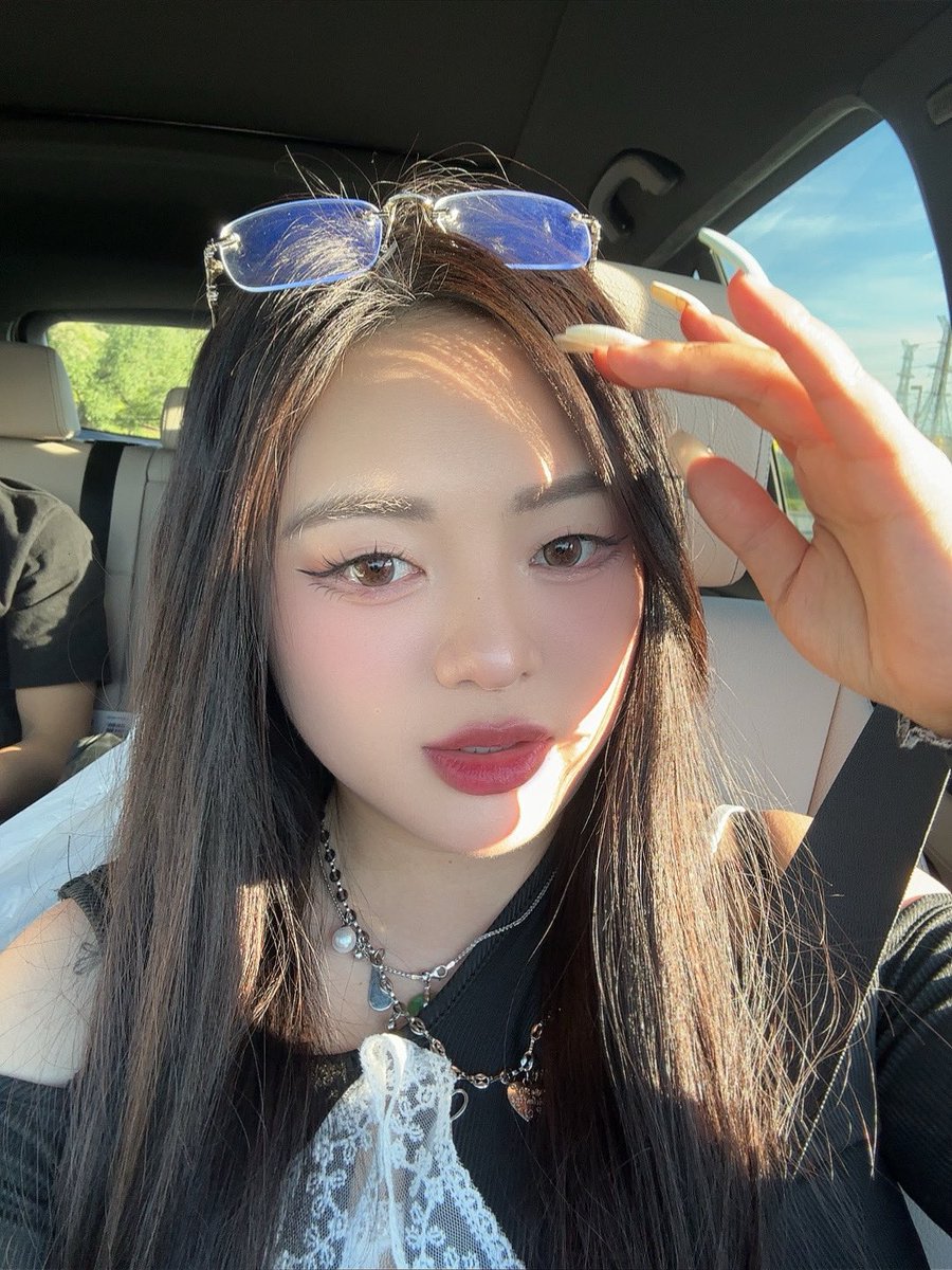 dalgichoco's tweet image. If likes are private how will I know who likes my selfies 😔