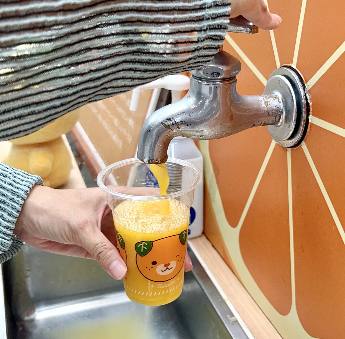 Japanbyartisans's tweet photo. Have you ever seen orange juice coming out of a faucet? 
At the Dogo Yaya Hotel in Ehime Prefecture, which is famous for its mikan oranges, delicious orange juice flows from the faucet. https://t.co/w46axV6klO