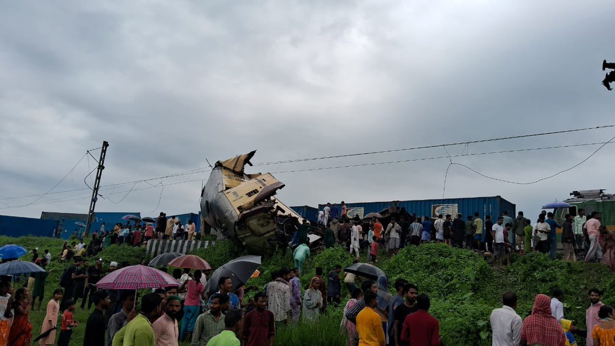 TheBengalCartel's tweet photo. Down Kanchenjungha Express Derailed after being Hit by a Goods train which overshot a signal, leaving several Injured &amp; Dead.

Accidents after Accidents. Zero Accountability!
 
All @AshwiniVaishnaw has to offer is fancy Vande Bharat Videos &amp; you'll be told that he is Educated. https://t.co/fX1IEQ69Jd