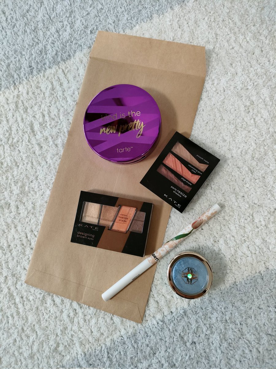 kodure_yuilish's tweet image. 5/7頃プラスコスメプロジェクトに送った不要コスメ（サブスクに入っていたけど似合わなかった物達）が、クレヨンになって帰ってきた！

紫だー！
ラメ感が元コスメっぽい！

送料だけでアップサイクルしてもらえてクレヨンも貰えたから、ただ捨てるより良かったと大満足♪

🔗pluscosmeproject.com