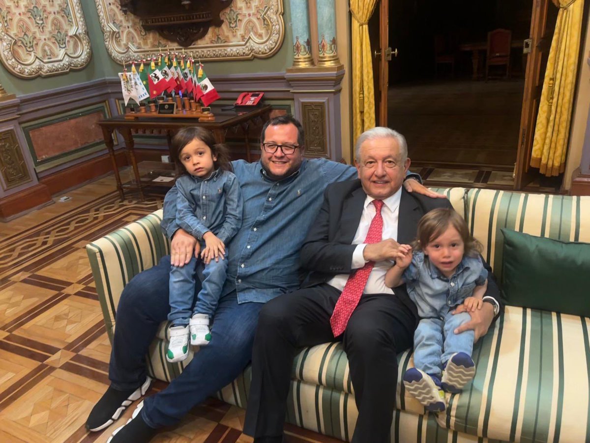 Es un honor ser hijo de Obrador.

Es un honor ser nieto de Obrador.

Es un honor estar con Obrador.

Gracias <a href="/lopezobrador_/">Andrés Manuel</a> por ser un ejemplo de lucha, honestidad, trabajo, integridad y esfuerzo incansable. ¡Te quiero mucho papá!

#DiaDelPadre.