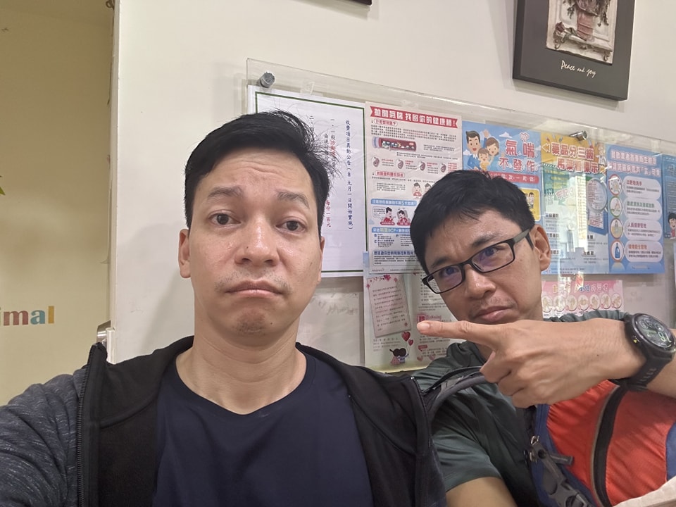 Ball_Yod's tweet photo. ป่วยที่ไต้หวัน
เจอพลังของฝนไทเป จนเป็นหวัด
จะไปหาหมอก็กลัวแพง กลัวคุยไม่รู้เรื่อง
บังเอิญเดินผ่านหน้าคลินิคแห่งหนึ่ง เห็นป้ายนี้

"ที่นี่มีหมอ พูดไทยได้"

เหมือนมีเทวดามาโปรด
รีบผลักประตูเข้าไป บอกที่เคาท์เตอร์ว่า เป็นคนไทย ครับ
เจ้าหน้าที่เลยรีบไปบอกหมอ (1)

#หนังพาไป #ไหนพาปัง https://t.co/Vb7bWWSsyx