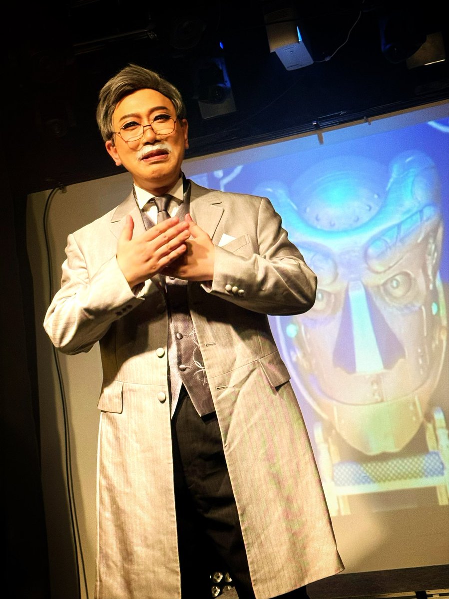 justippei's tweet photo. 胡散臭いオジさん役演じたら
世界No1なドラァグクイーン説。
#RobinEMcQueen @robinemcqueen
#TheSoundOfMusicals #Wicked #ウィキッド #Osaka
#DragQueen #LipSyncMusical
#ロビン歌劇団 #DoWithCafe #Musical https://t.co/FoFcMgOZDD
