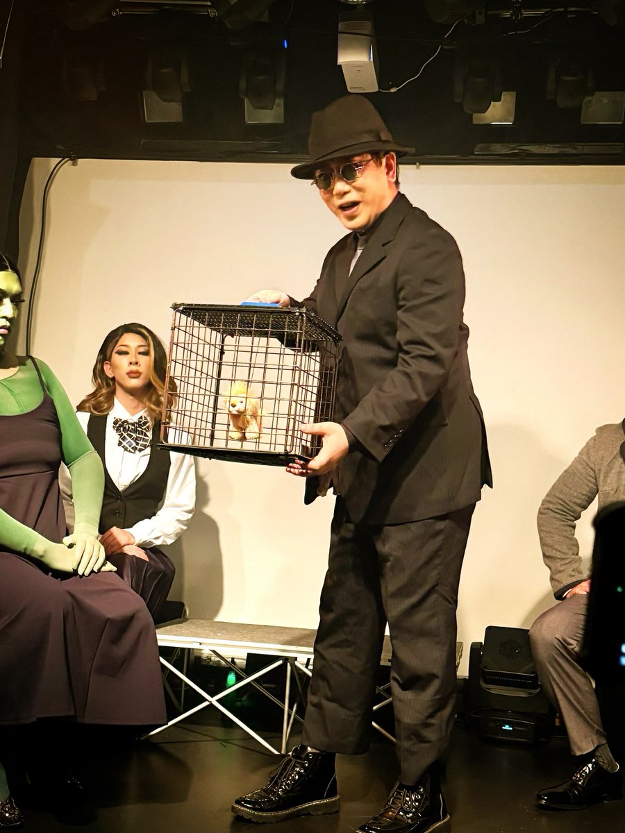 justippei's tweet photo. 胡散臭いオジさん役演じたら
世界No1なドラァグクイーン説。
#RobinEMcQueen @robinemcqueen
#TheSoundOfMusicals #Wicked #ウィキッド #Osaka
#DragQueen #LipSyncMusical
#ロビン歌劇団 #DoWithCafe #Musical https://t.co/FoFcMgOZDD