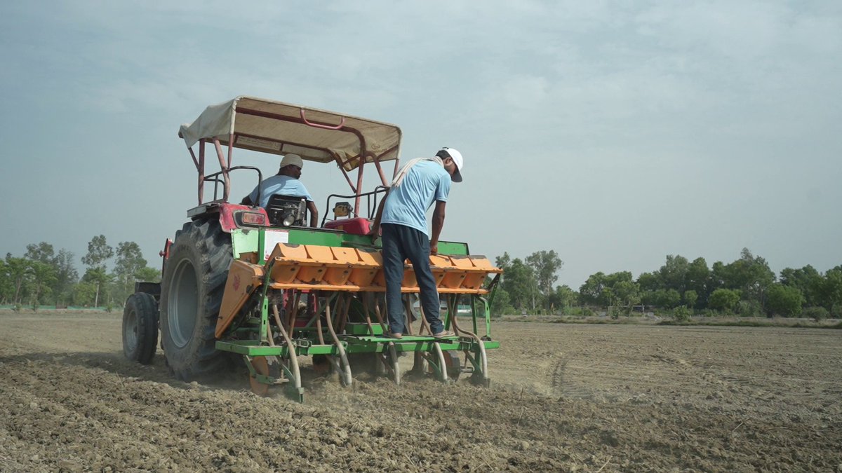 NewsPotliEng's tweet photo. Combining DSR with drip irrigation can save 60-70% water and improve soil fertility. @PotliNews organized a workshop at KVK Katia with KVK scientists and @JainIrrigation experts.

Watch video : https://t.co/YlOXLjIzLE

@jdabureau  #NewsPotli #paddy #DSR https://t.co/tT0Yhp4tzC